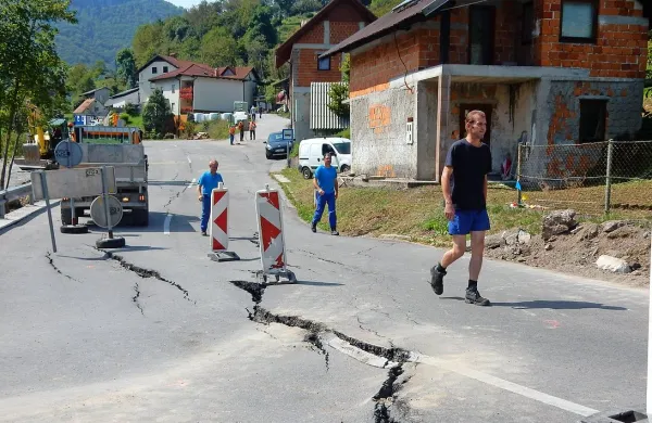 Darko Cvek (desno) pred svojo hišo. 