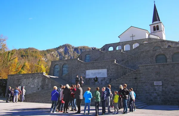 Prižig svečk uvod v spominski dan ob stoletnici konca so&scaron;ke fronte