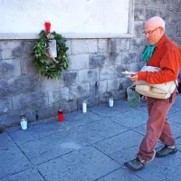 Prižig svečk v italijanski kostnici nad Kobaridom