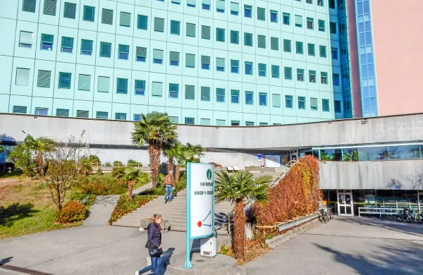   V zvezi s kolčnimi protezami, ki naj bi jih šempetrska 
bolnišnica  preplačevala, so kriminalisti  zoper eno osebo 
podali kazensko ovadbo.