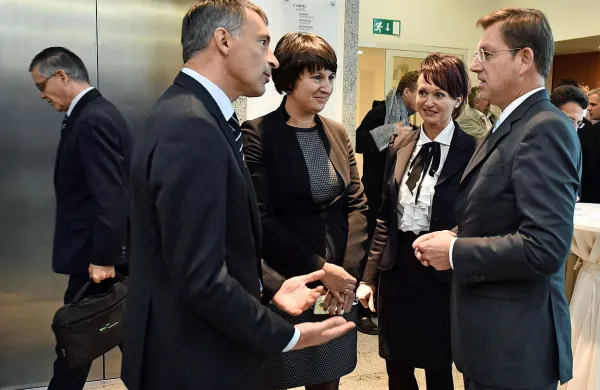 Premier Miro Cerar je zadovoljen z rastjo donosa državnih 
podjetij. 