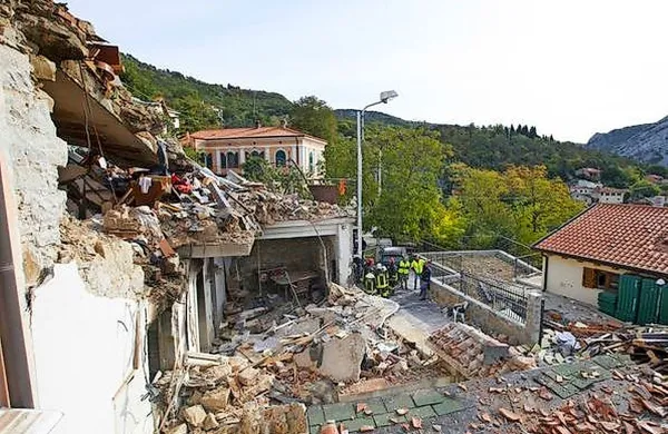 V Borštu je eksplozija, ki je danes ob 8.10 raznesla dvonadstropno hišo.