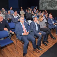 Obiskovalci na predstavitvi zbornika Luka Koper 60 v koprskem gledališču