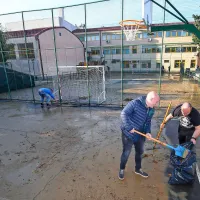 Vsa Izola je po neurju in poplavah čistila zamazane in blatne 
površine. 