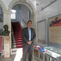 Na prvem knjižničarskem stolu Osrednje knjižnice Srečka 
Vilharja Koper bo tudi v prihodnje sedel David Runco. 