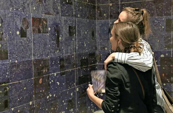 Razstava Nočno nebo bo v koprski  galeriji Meduza na ogled do 3. decembra. 