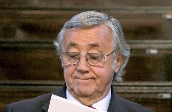 Poslovnež Walter Wolf je včeraj v Karlovcu napovedal, da bo 
tožil Slovenijo zaradi obtožb v primeru Patria.