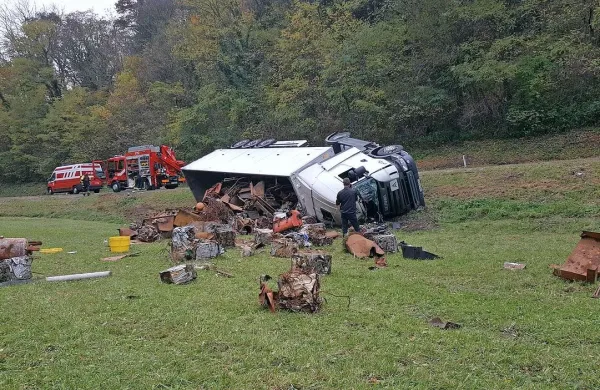 Tovornjak, poln železja, se je prevrnil s ceste