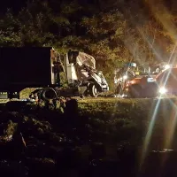 Tovornjak, poln železja, se je prevrnil s ceste