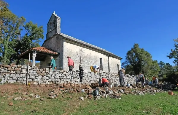 Brez malte, “na suho” sezidan zid okrog cerkvice sv. Helene 
je dočakal pridne roke, ki so ga obnovile.