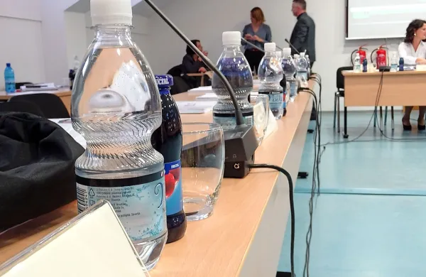 Na eni od preteklih sej postojnskega sveta je občinski svetnik 
Goran Blaško (SD) dal pobudo, naj plastenke z vodo, ki jih 
dobijo na sejah, občina nadomesti z vrči s svežo vodo iz 
vodovodnega omrežja.