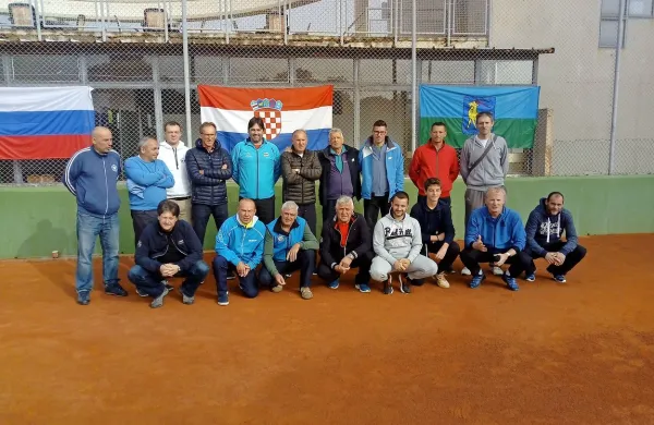 Ob zaključku sezone na prostem sta se v tenisu prvič pomerili 
veteranski reprezentanci Primorske in  hrvaške Istre.