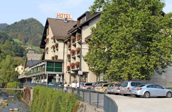 V Pobudi so prepričani, da lahko domačini sami rešijo 
cerkljansko gospodarstvo in turizem. A od leta 1994 so 
poskušali mnogi, uspelo pa ni nikomur. 