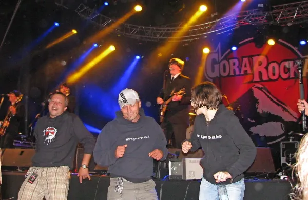 Jernej Kenda (v sredini) je z ekipo  Gora Rocka in vsemi 
domačini  vedno z mislijo na pomoč ljudem v stiski.   