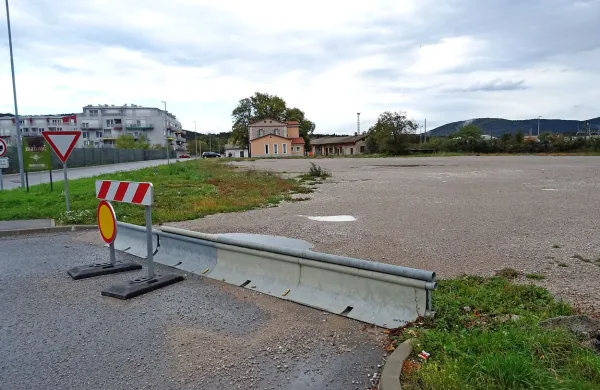 Nekdanje parkirišče za tovornjake pri knjižnici na Kozini bo po novem na papirjih v Hrpeljah. 
Preuredili ga bodo v park. 