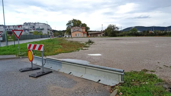  Nekdanje parkirišče za tovornjake pri knjižnici na Kozini bo po novem na papirjih v Hrpeljah. 
Preuredili ga bodo v park. 