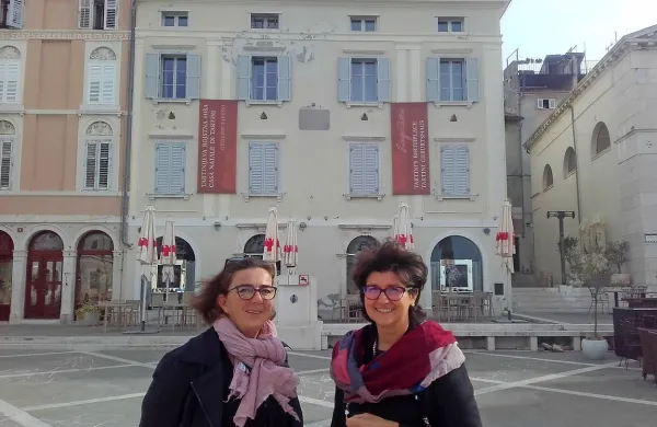 Manuela Rojec iz piranske italijanske skupnosti in Margherita 
Canale iz traškega konservatorija bosta sodelovali v evropskem čezmejnem projektu. V ozadju Tartinijeva hiša, ki jo 
bodo prenovili.