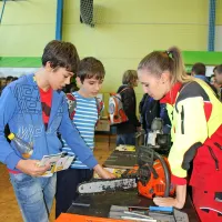 Dijakinja srednje gozdarske in lesarske šole Ines Frančeškin 
je mlajšim z veseljem odgovarjala na vprašanja o gozdarskem delu. 

