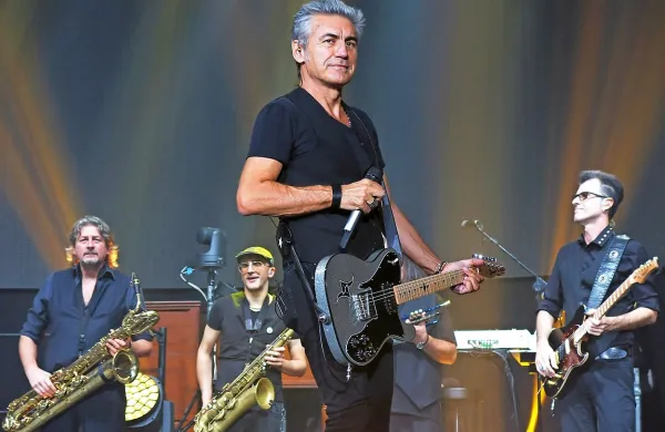 Karizmatični Ligabue je  med koncertom v tržaški športni dvorani vseskozi skrbel za stik z občinstvom. 