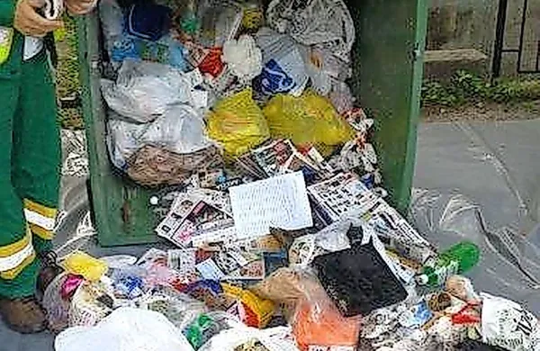 Zelo pogosti prizori pri pregledu vsebine zabojnikov za 
mešane komunalne odpadke: v njih se znajdejo plastična in 
kovinska embalaža, papir in biorazgradljivi kuhinjski odpadki, 
ki tja ne sodijo.  
