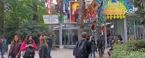 Neonski napisi so vabili obiskovalce v korejski paviljon. 