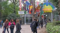 Neonski napisi so vabili obiskovalce v korejski paviljon. 