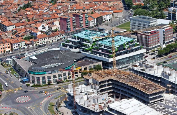 Streha trgovskega centra, v katerem delujejo trgovine OVS, 
Pittarello, Telekom in druga podjetja (objekt bližje mestu) bo 
v prihodnje za dve etaži višja.