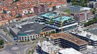 Streha trgovskega centra, v katerem delujejo trgovine OVS, 
Pittarello, Telekom in druga podjetja (objekt bližje mestu) bo 
v prihodnje za dve etaži višja.