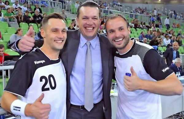 Na tekmi  rokometnih legend  so se srečali tudi (z leve) Luka 
Žvižej, Sjarhej Rutenka in Uroš Zorman. 