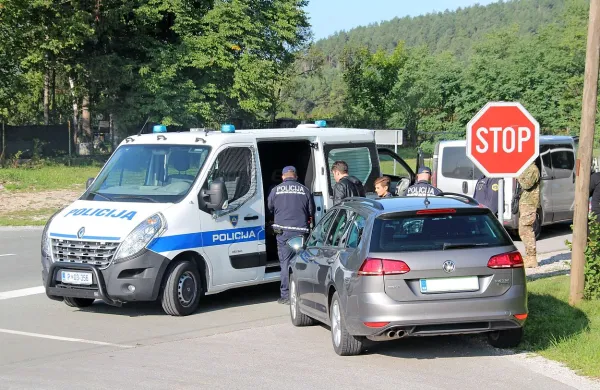 Zadnjo večjo skupino prebežnikov so policisti prestregli pred mesecem dni v Hrušici. 
Prevoznika iz Nove Gorice sta z dvema  kombijema proti Italiji vozila 14 državljanov Kosova. 

