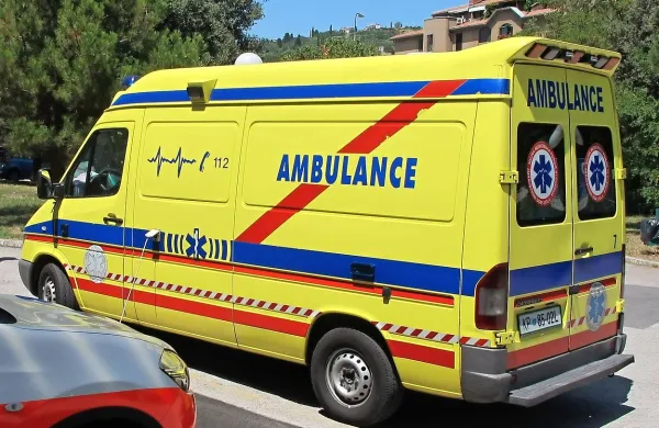 Med obiranjem oljk padla z lestve