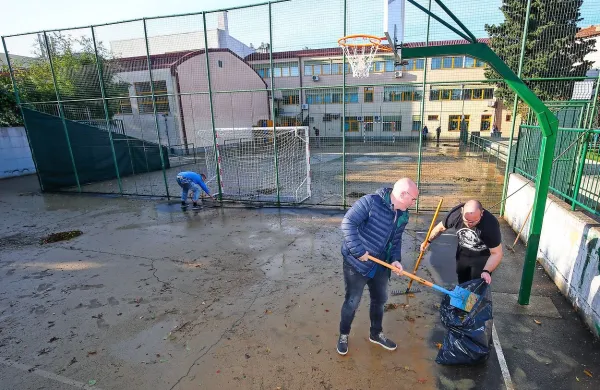 Na kvadratni meter je v uri in pol padlo tudi  več kot 100 litrov 
dežja, kar je več od  dvomesečnega povprečja.  
