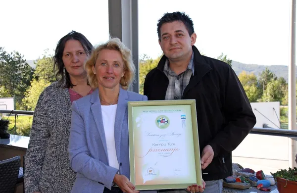 Upraviteljica kampa Bojana Curk (v sredini)  s podžupanom 
Jožkom Andlovicem in direktorico vipavskega zavoda za 
turizem Iris Skočaj. 
