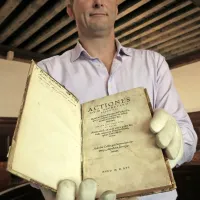Peter Štoka in nova pridobitev koprske knjižnice   