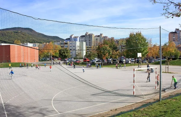 Preplastitev nogometnega igrišča in tekalne steze  s plastično 
maso bo preprečila marsikatero odrgnino ali poškodbo.