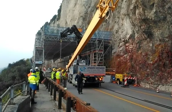 Na obalni cesti pri Trstu se je sesul gradbeni oder