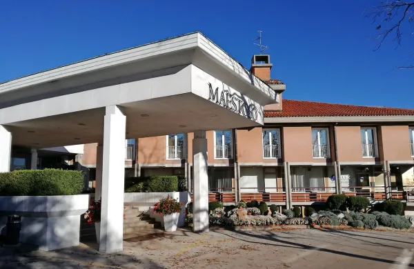 Država namerava z zakonom dati Lipici deset milijonov evrov, predvsem za obnovo hotelov.

