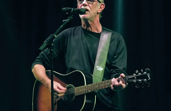 Francesco De Gregori na tokratni turneji preseneča tako z 
novo vizualno kakor zvočno podobo. 