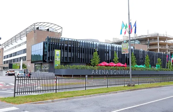 Konec 90. let  so takrat največje lokalne gospodarske družbe 
- Intereuropa, Luka Koper in Istrabenz - z zajetno finančno 
pomočjo podprle  gradnjo športne dvorane Bonifika.