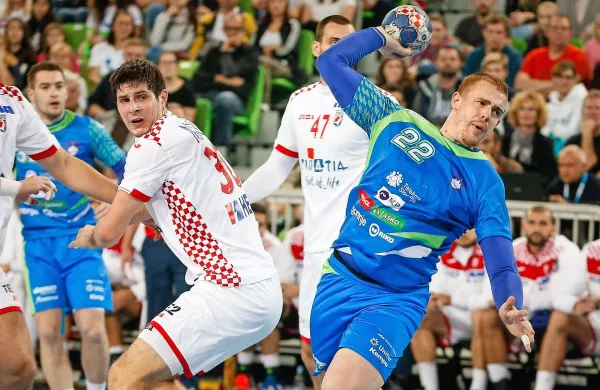 Matej Gaber (z žogo) je proti Hrvatom    spet imel čvrste 
dvoboje na šestmetrski črti.  