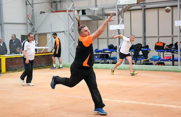 Domači balinarji Antene (v oranžno-črni opremi) so se 
zavihteli na vrh lestvice.