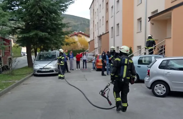 Bistriški gasilci so pred blok prihiteli z nekaj cisternami in že 
potegnili cevi, k sreči pa ni bilo potrebno obsežno gašenje. 