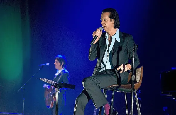 Nick Cave v razprodanih Stožicah občinstvo gostil na odru