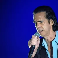 Nick Cave v razprodanih Stožicah občinstvo gostil na odru