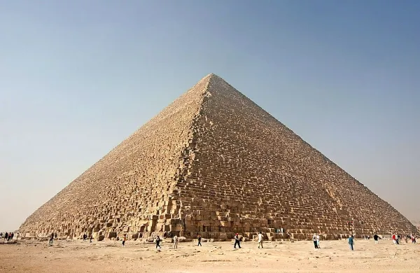 V sredini Keopsove piramide so znanstveniki odkrili “praznino” velikosti potniškega letala.