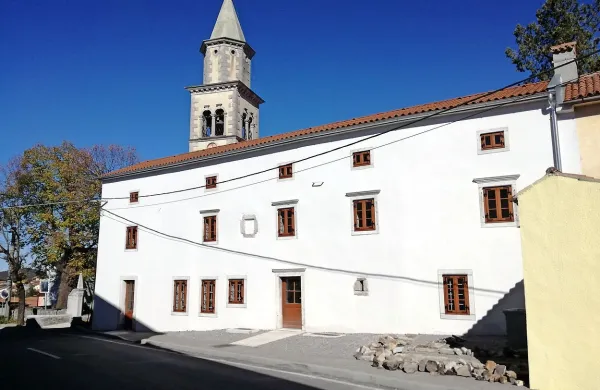 Na templjarsko hišo so vgradili še okna in vrata, krajevno 
skupnost in občino čaka še ureditev notranjosti te znamenite  
stavbe v Lokvi. 