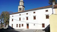 Na templjarsko hišo so vgradili še okna in vrata, krajevno 
skupnost in občino čaka še ureditev notranjosti te znamenite  
stavbe v Lokvi. 