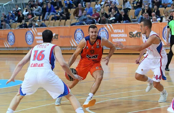 Nejc Zupan (desno)  je s 25 točkami blestel proti Šenčurju.