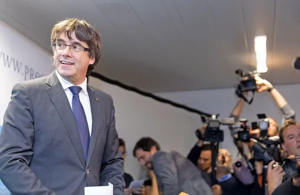 Odstavljeni predsednik katalonske vlade Carles Puigdemont 
se iz Bruslja še ne bo vrnil v Španijo, saj obstaja velika 
verjetnost, da bi ga tam pridržali. 