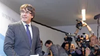 Odstavljeni predsednik katalonske vlade Carles Puigdemont 
se iz Bruslja še ne bo vrnil v Španijo, saj obstaja velika 
verjetnost, da bi ga tam pridržali. 